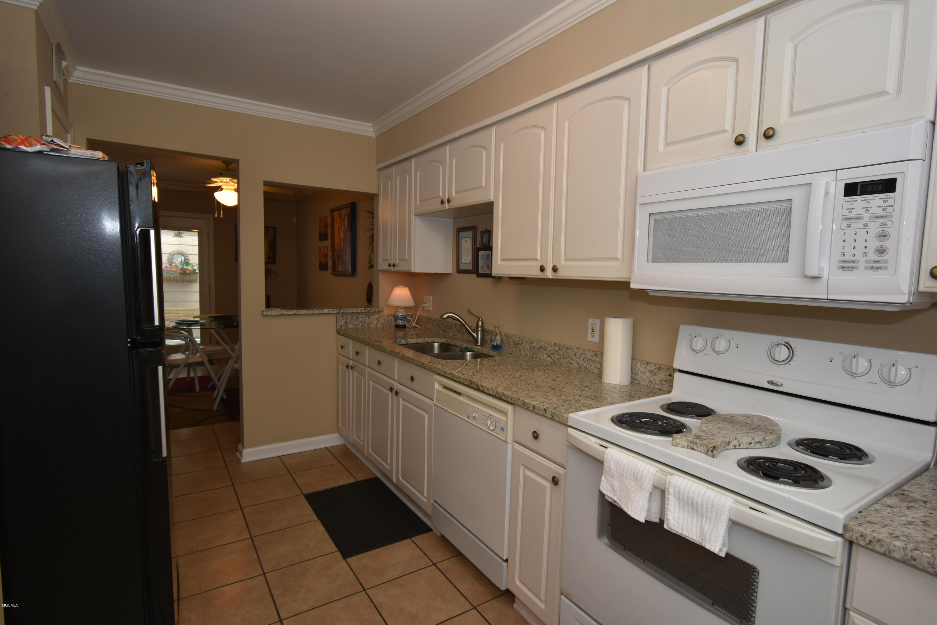 928 Courthouse Road, Unit 3 Gulfport, MS 39507 - Photo 8 of 32 DSC_9750