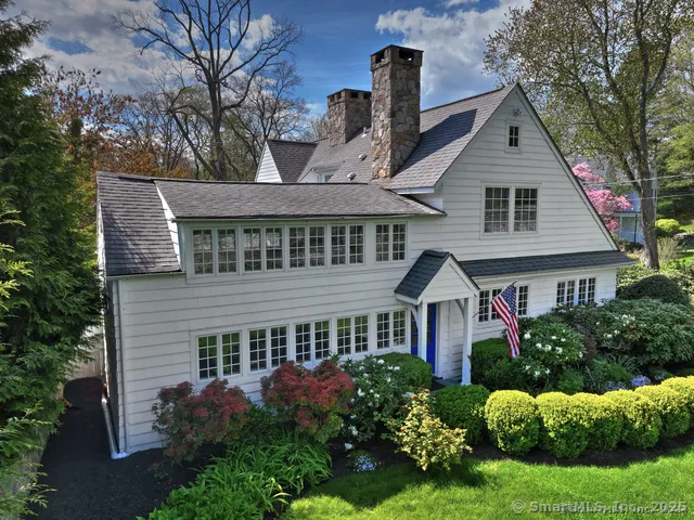 a picture of a wall with a white wall