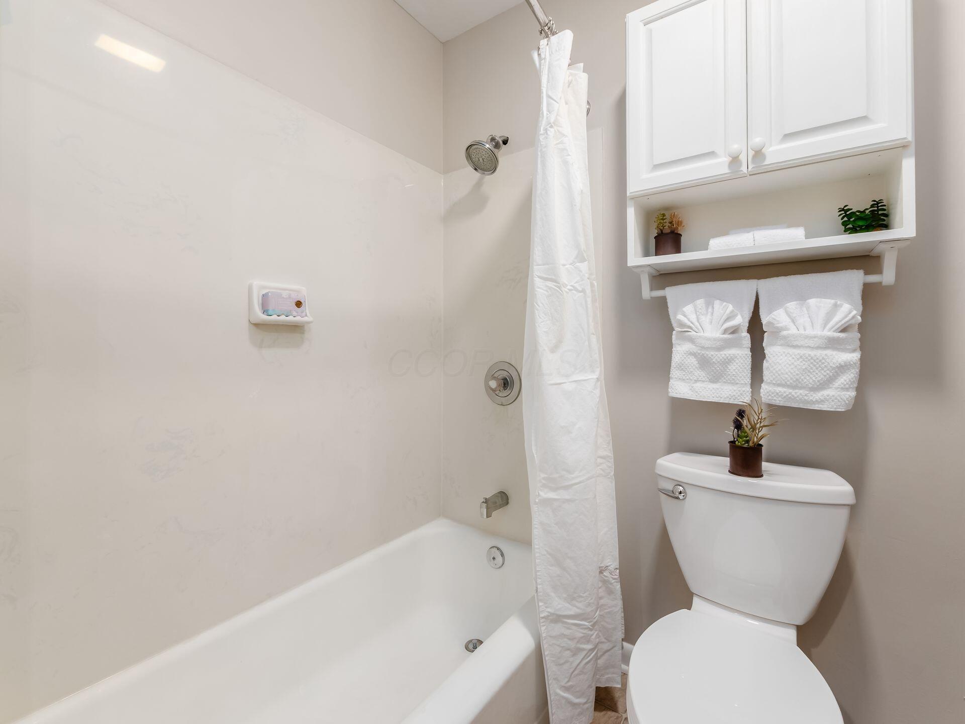 771 Brixham Road Columbus, OH 43204 - Photo 24 of 34 Guest Bath-2
