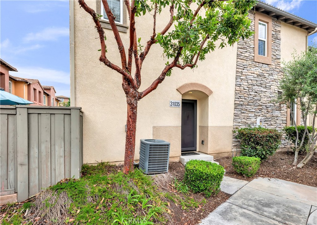 31035 Strawberry Tree Lane Temecula, CA 92592 - Photo 3 of 37
