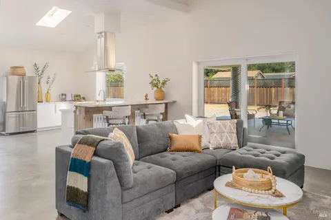 $1,266,000 | 390 Treehaven Lane, Kenwood, CA 95452