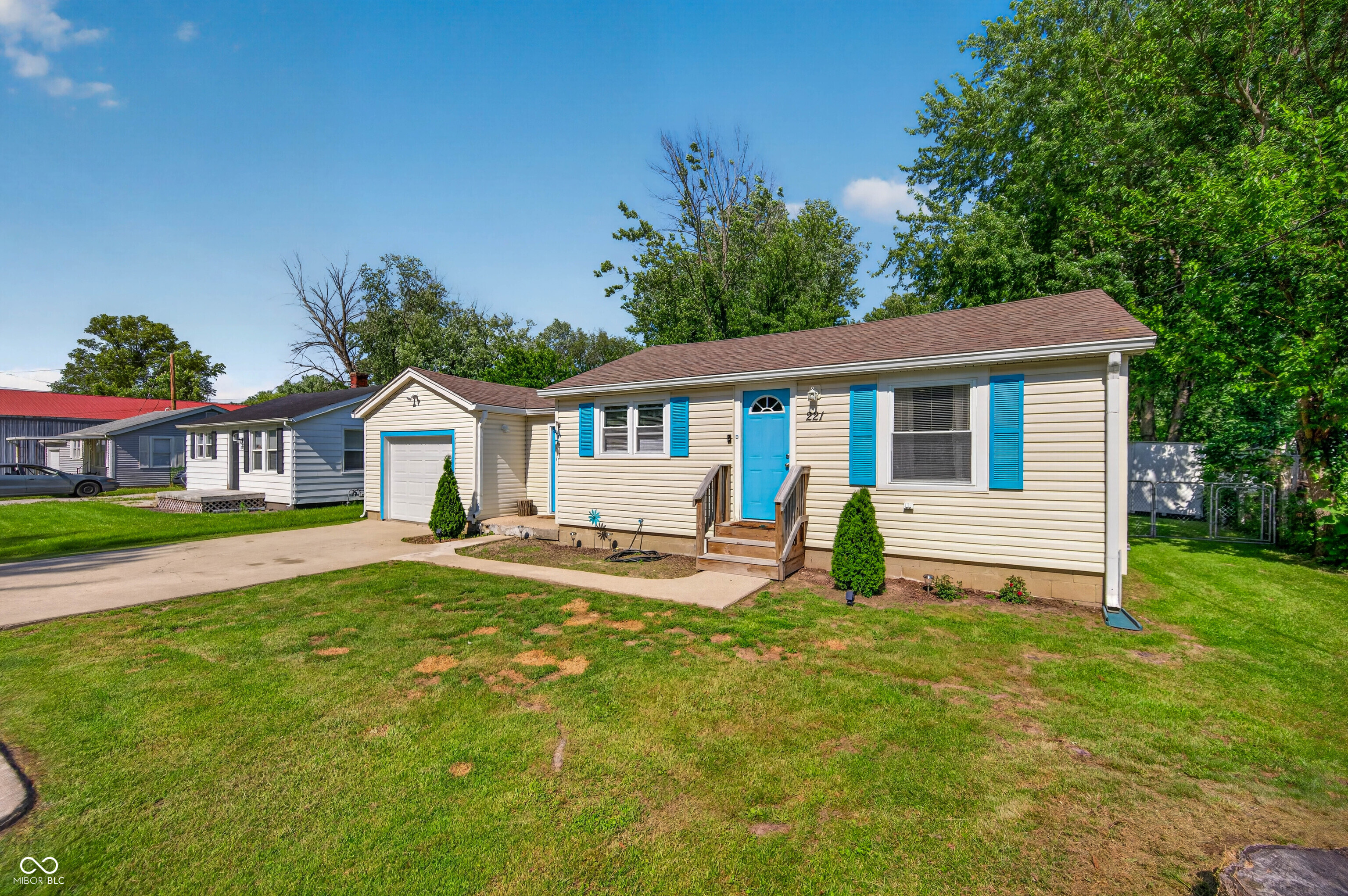 221 Della Road Columbus, IN 47203 - Photo 5 of 58
