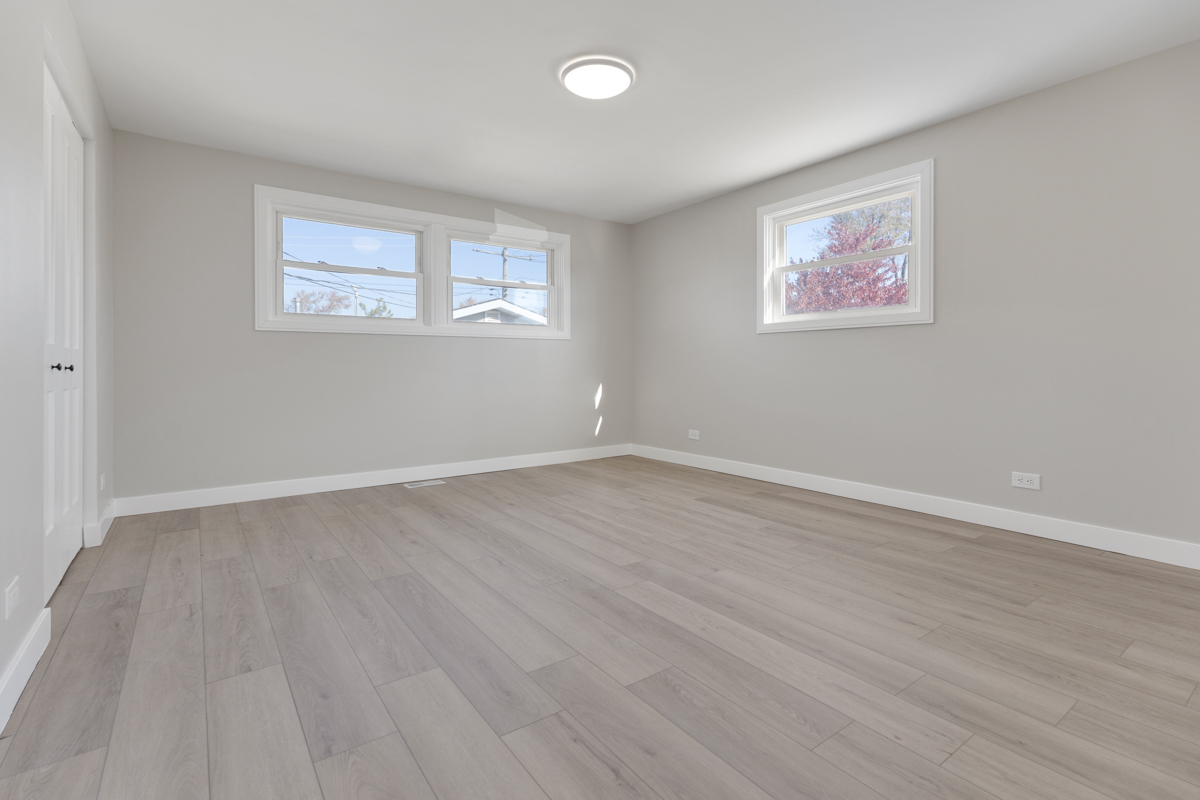 9446 Magnolia Avenue Mokena, IL 60448 - Photo 21 of 38 a view of an empty room with wooden floor and a window
