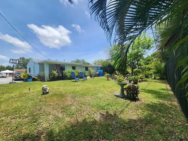 a view of an house with backyard and a garden