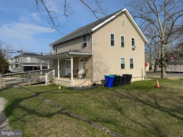 a view of a yard in front of house