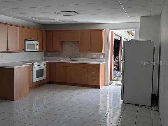 4402 Gallagher Road Plant City, FL 33565 - Photo 24 of 42 a kitchen with stainless steel appliances granite countertop a refrigerator and a sink