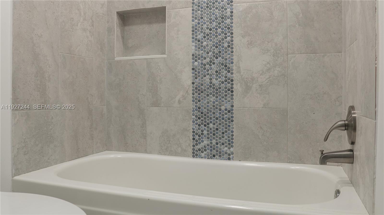 9421 Evergreen Place, Unit 103 Davie, FL 33324 - Photo 14 of 32 a bathroom with a bathtub