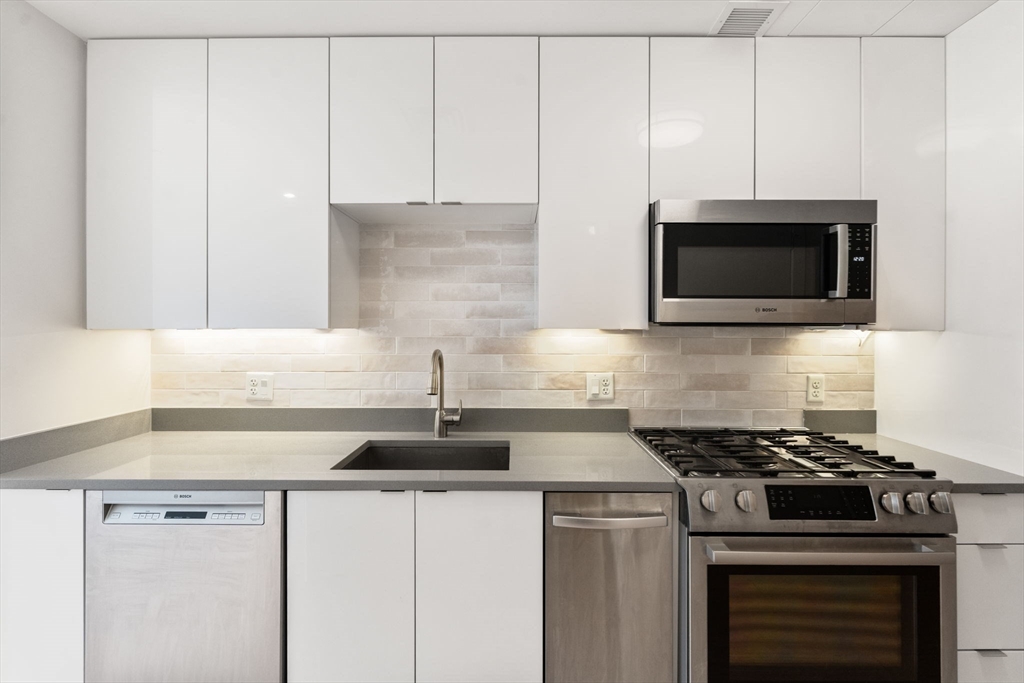 121 Portland Street, Unit 708 Boston, MA 02114 - Photo 8 of 36