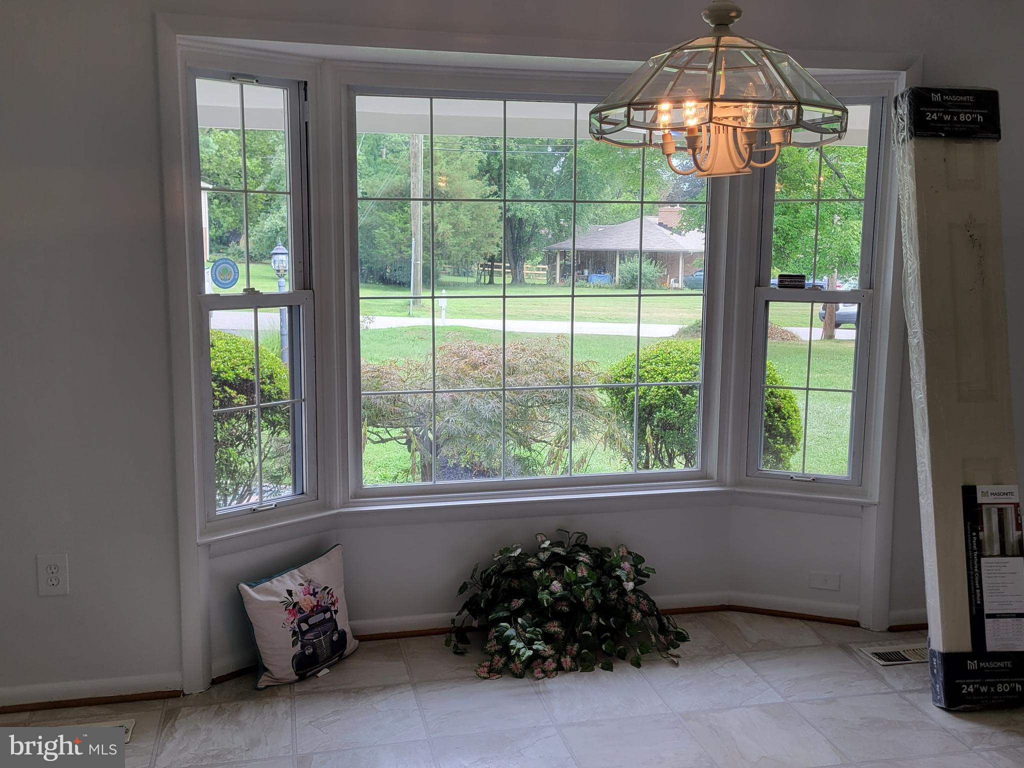 6136 Loventree Road Columbia, MD 21044 - Photo 5 of 10 Table space/bay window