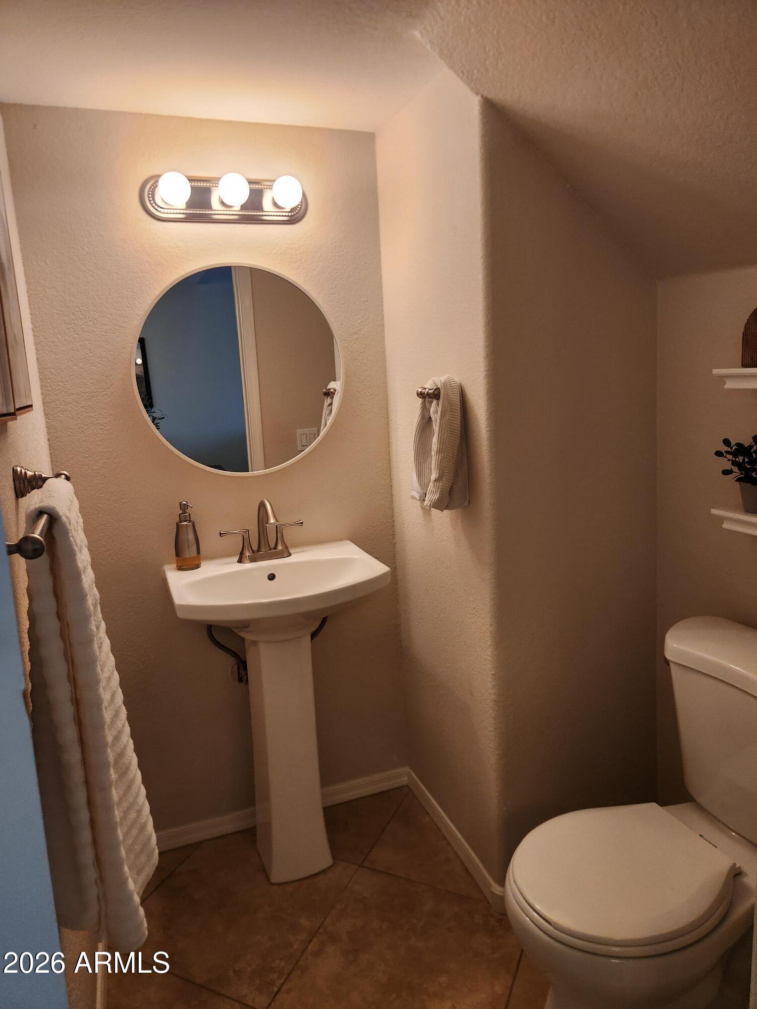 860 North McQueen Road, Unit 1145 Chandler, AZ 85225 - Photo 18 of 63 a bathroom with a sink toilet and mirror