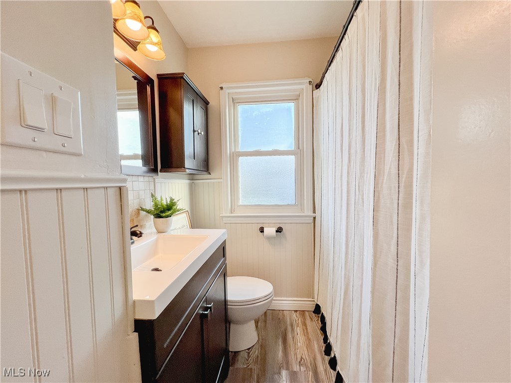 6403 Kenneth Avenue Parma, OH 44129 - Photo 10 of 20 Full bath with LVP flooring