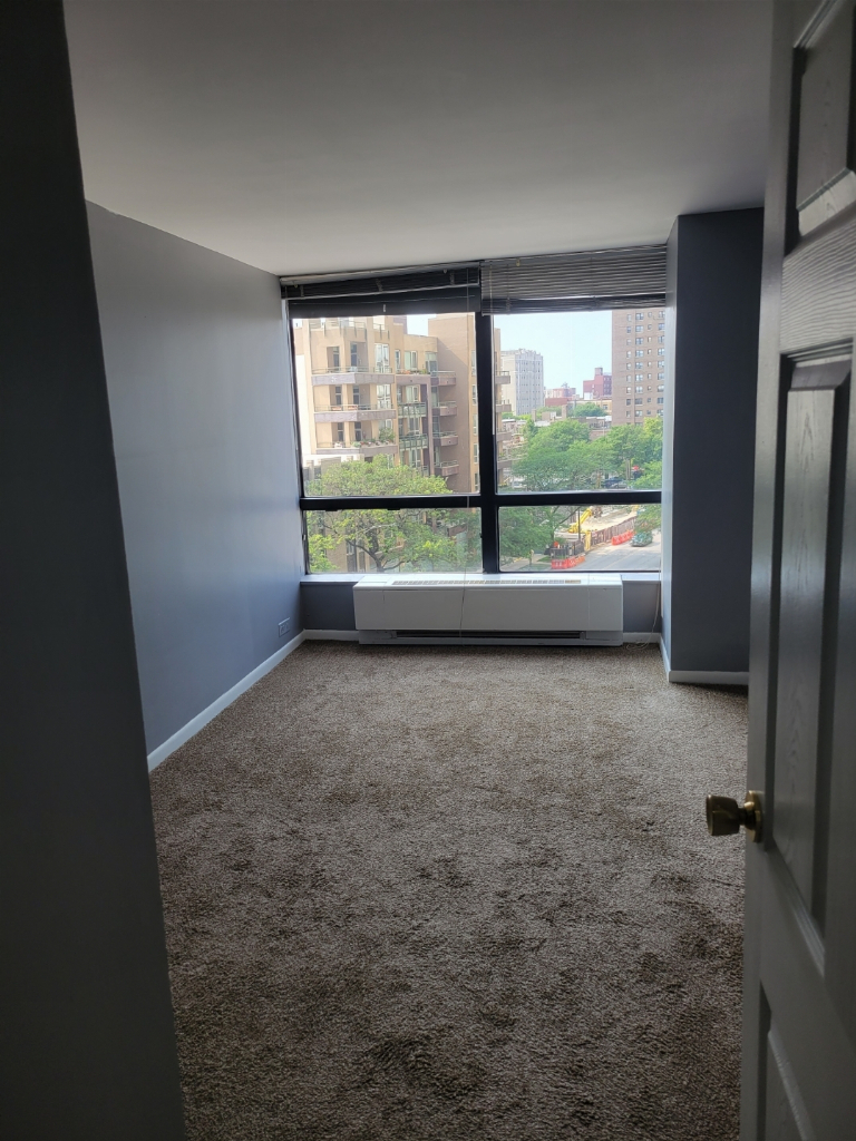5415 North Sheridan Road, Unit 609 Chicago, IL 60640 - Photo 14 of 25 an empty room with large windows