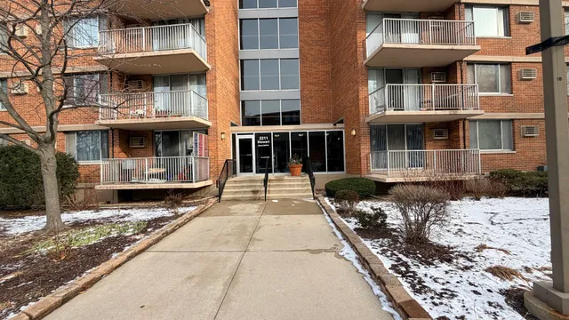 $200,000 | 2211 South Stewart Avenue, Unit 3D, Lombard, IL 60148