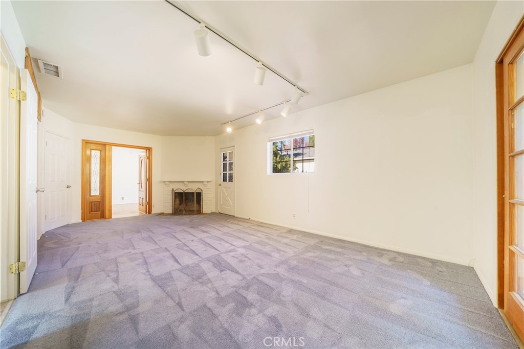 5446 Columbus Avenue Sherman Oaks, CA 91411 - Photo 27 of 31 a view of empty room with windows