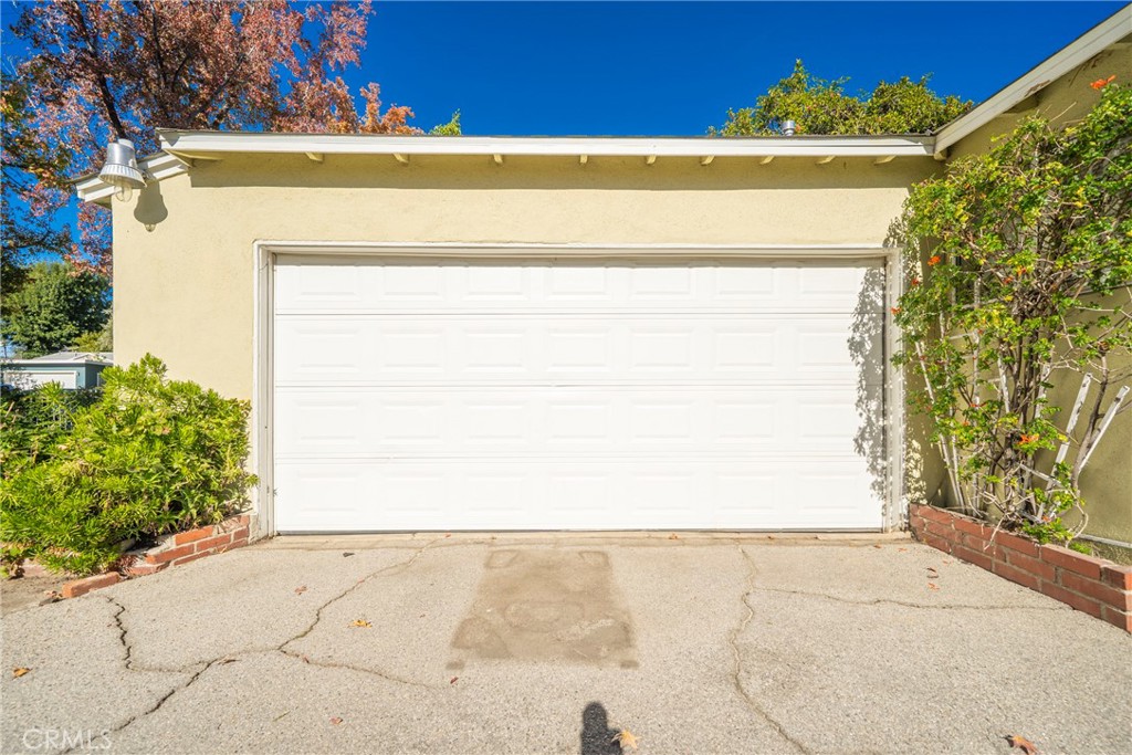 5446 Columbus Avenue Sherman Oaks, CA 91411 - Photo 5 of 31 a view of small space with a street