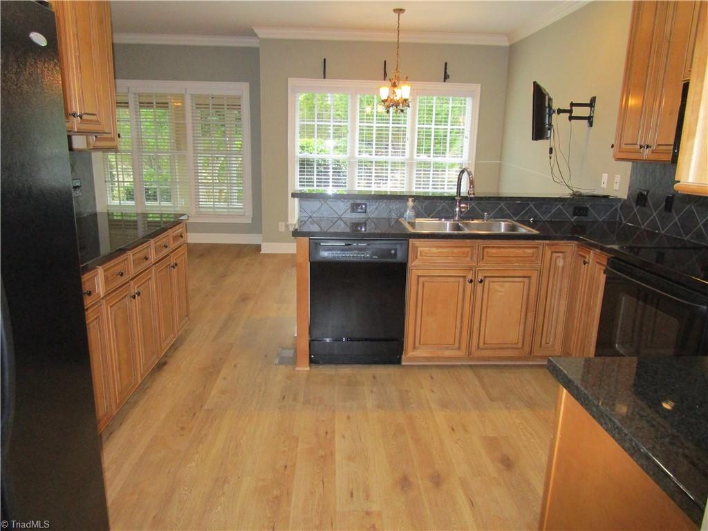2320 Addison Boulevard High Point, NC 27262 - Photo 16 of 40 Kitchen