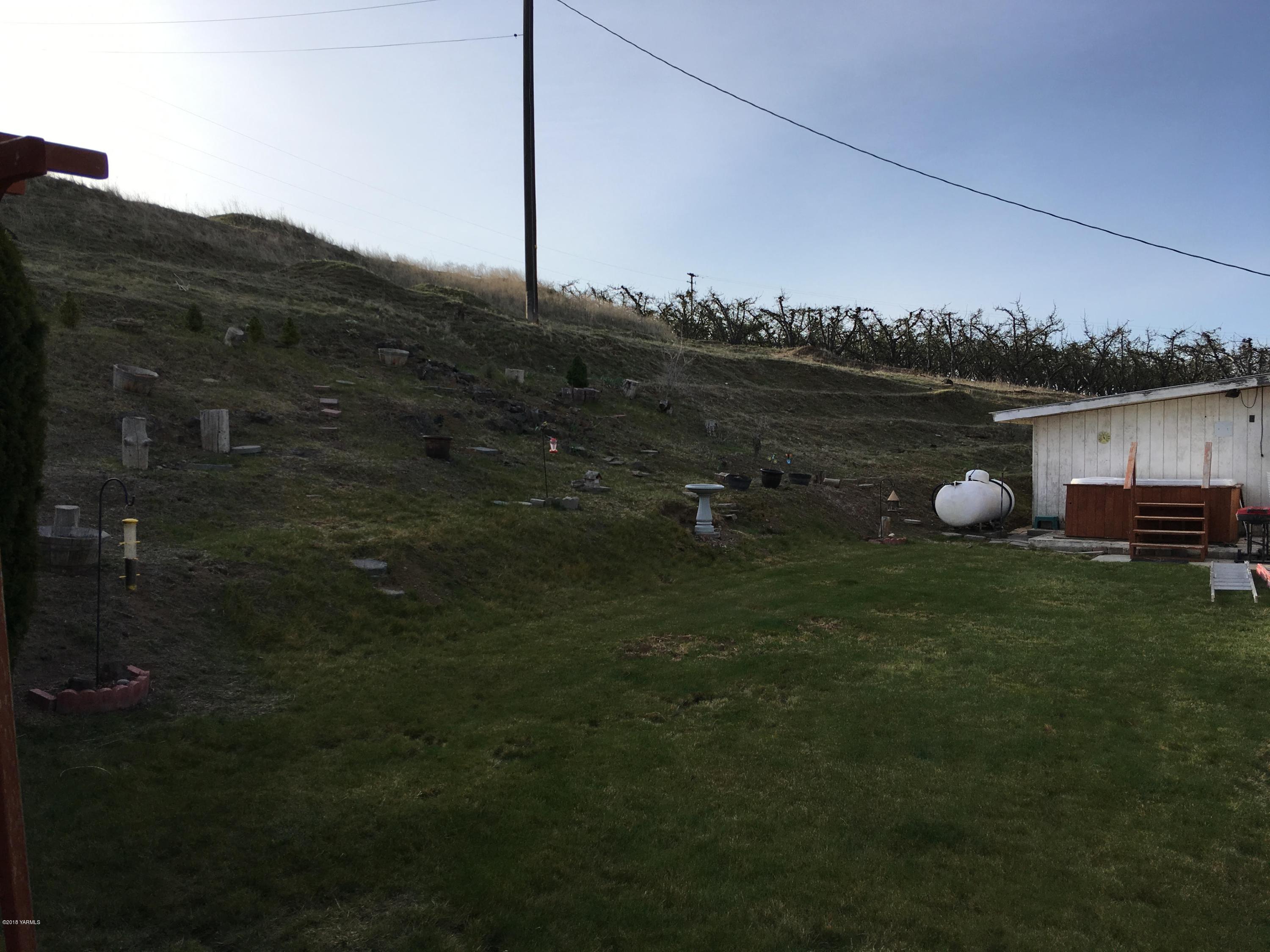 221 Konnowac Pass Road Moxee, WA 98936 - Photo 8 of 8 a view of a backyard