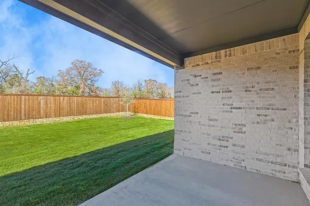 a view of a back yard