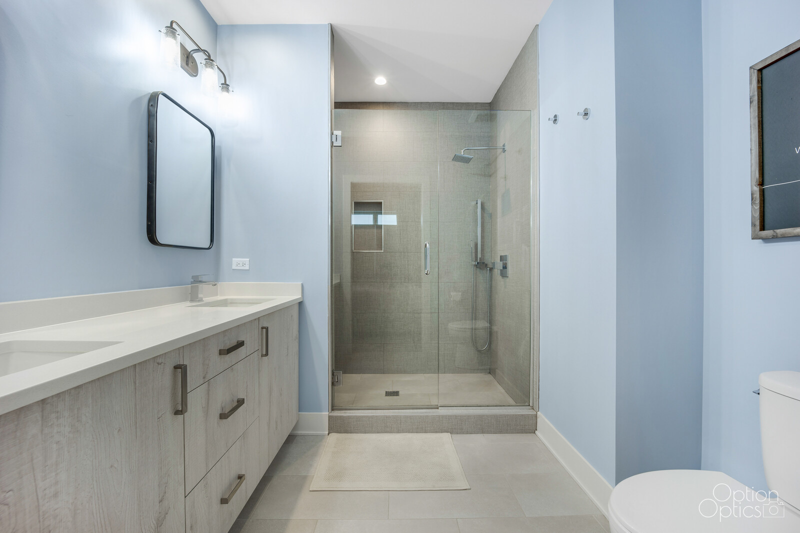 733 West 15th Street Chicago, IL 60607 - Photo 20 of 34 a bathroom with a sink a toilet and shower