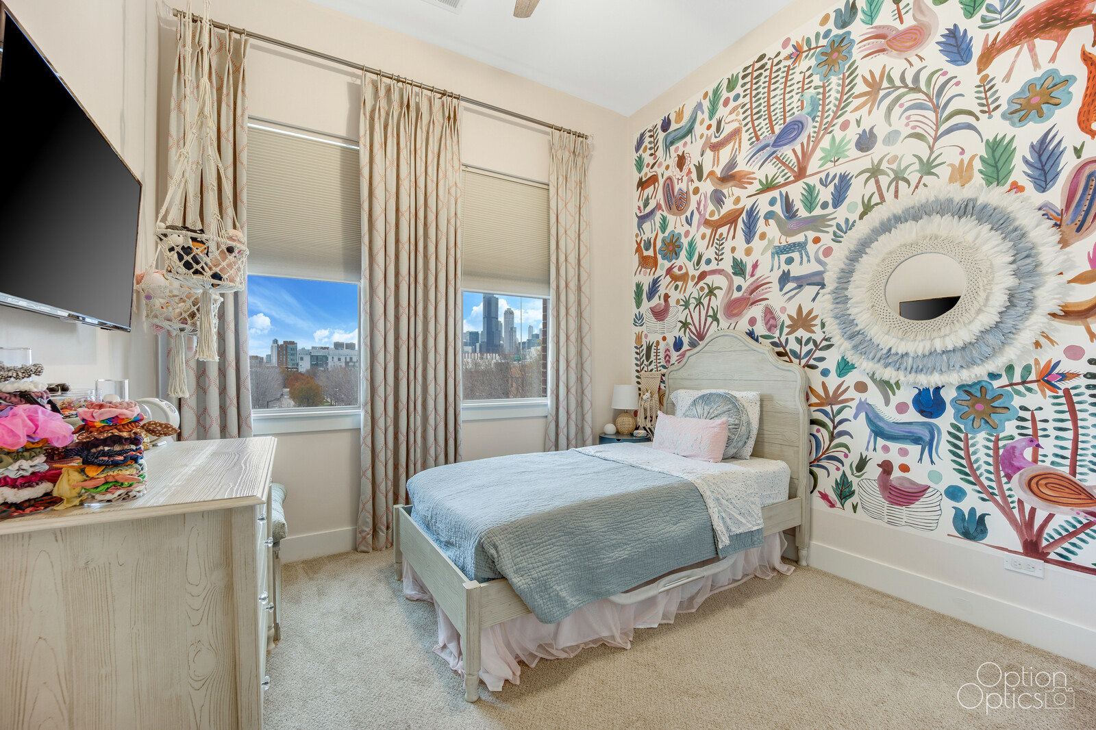 733 West 15th Street Chicago, IL 60607 - Photo 22 of 34 a bedroom with a bed and a painting on the wall