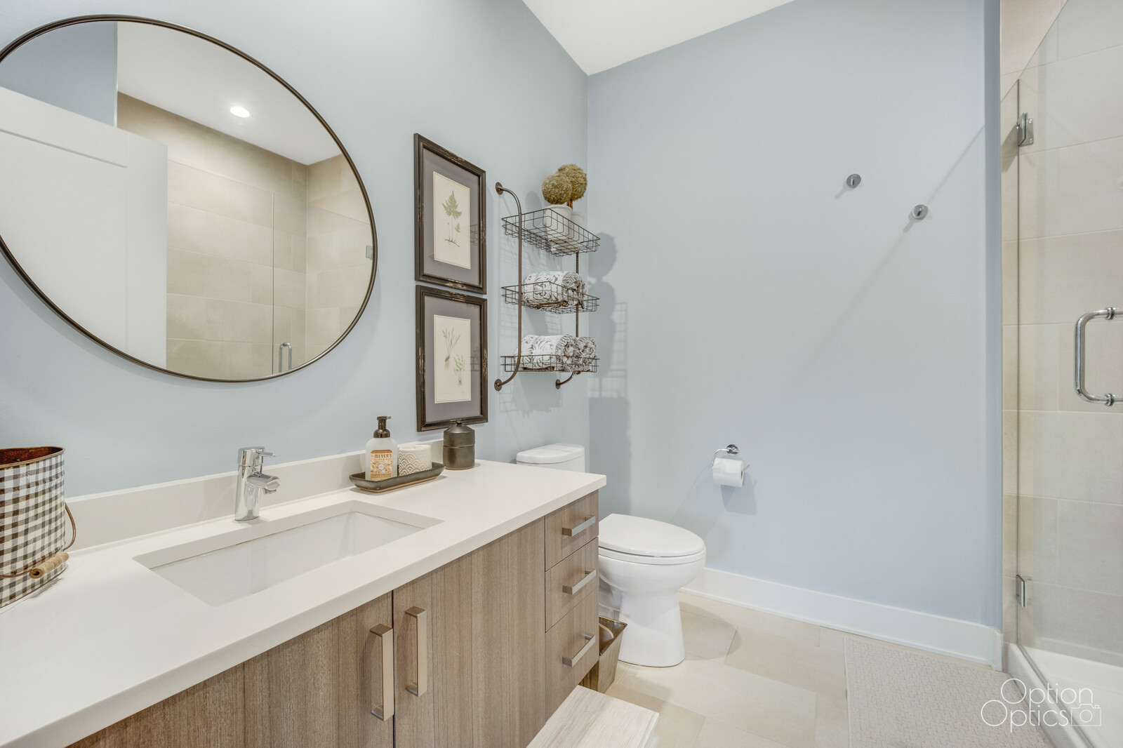733 West 15th Street Chicago, IL 60607 - Photo 6 of 34 a bathroom with a sink a toilet and a mirror