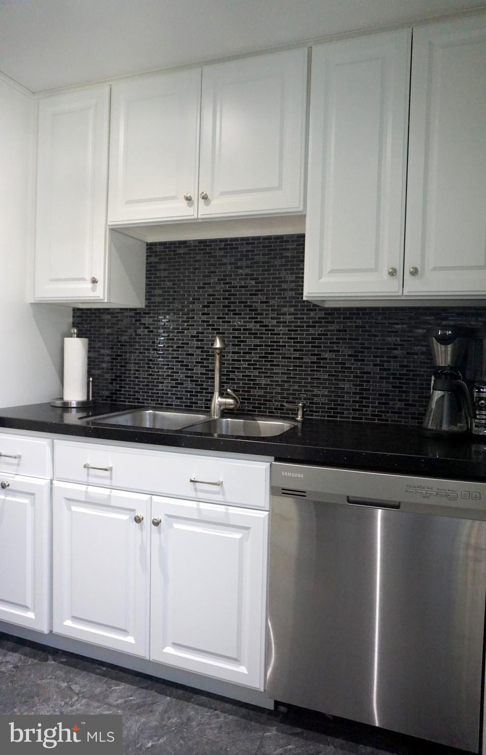 969 Juniper Road Hellertown, PA 18055 - Photo 4 of 19 Newer Ultra-Modern Kitchen