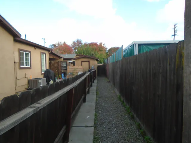a view of a house with backyard