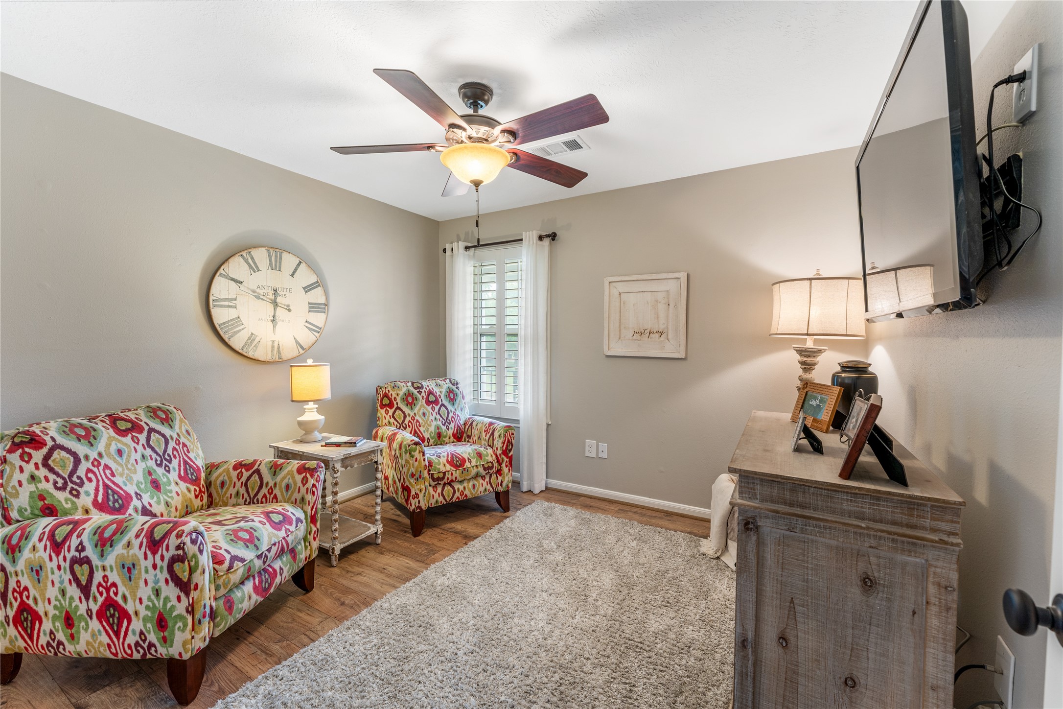 3301 Winter Lane Baytown, TX 77521 - Photo 20 of 28 This cozy room brings in natural light, while a ceiling fan and neutral walls create a warm ambiance. Great for guest bedroom or could be an office space.