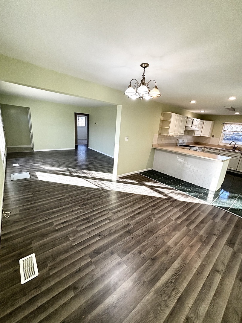 410 Aster Lane Hoffman Estates, IL 60169 - Photo 4 of 11