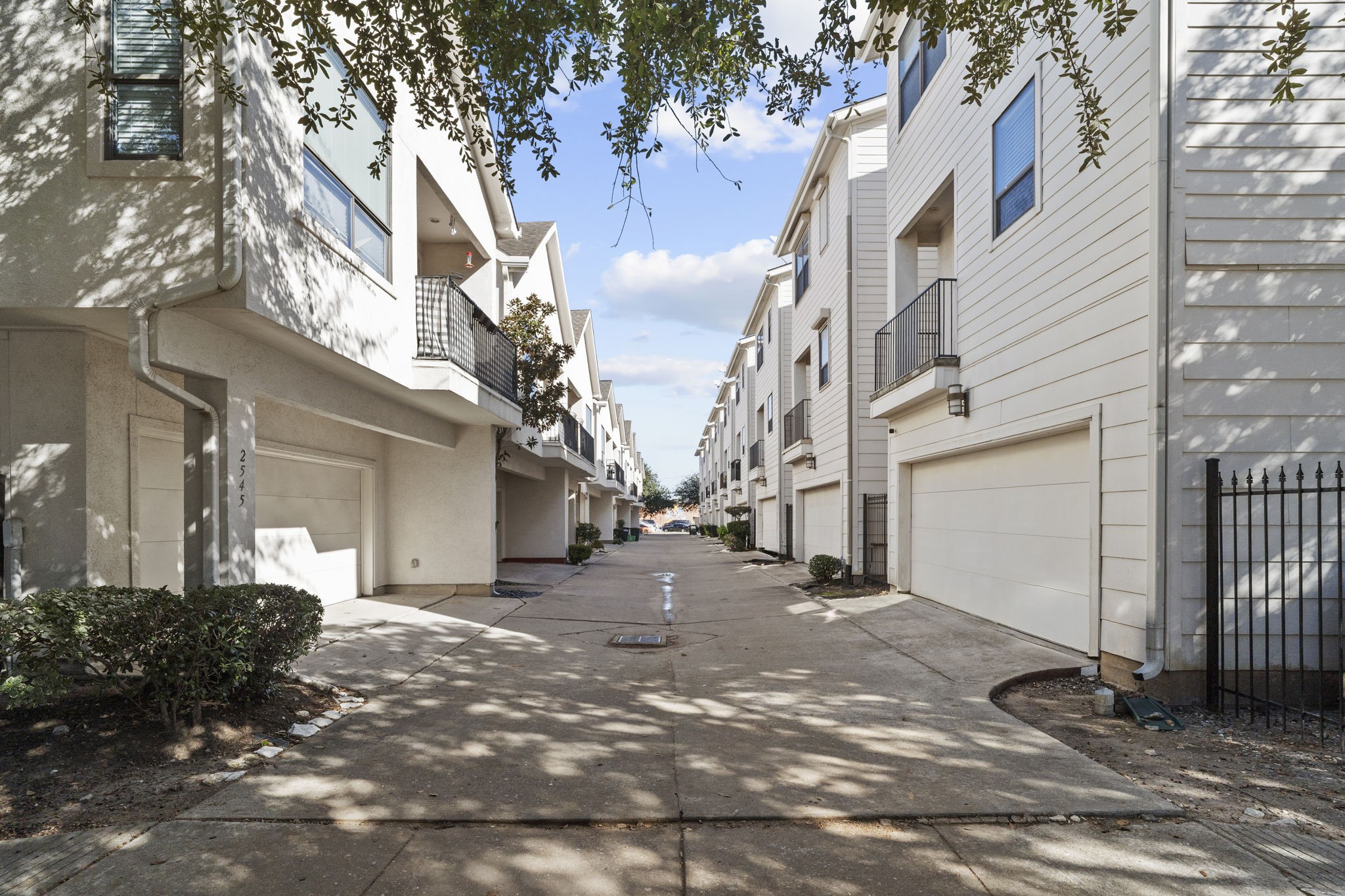 2547 Rusk Street Houston, TX 77003 - Photo 20 of 22 a view of a large building with a street