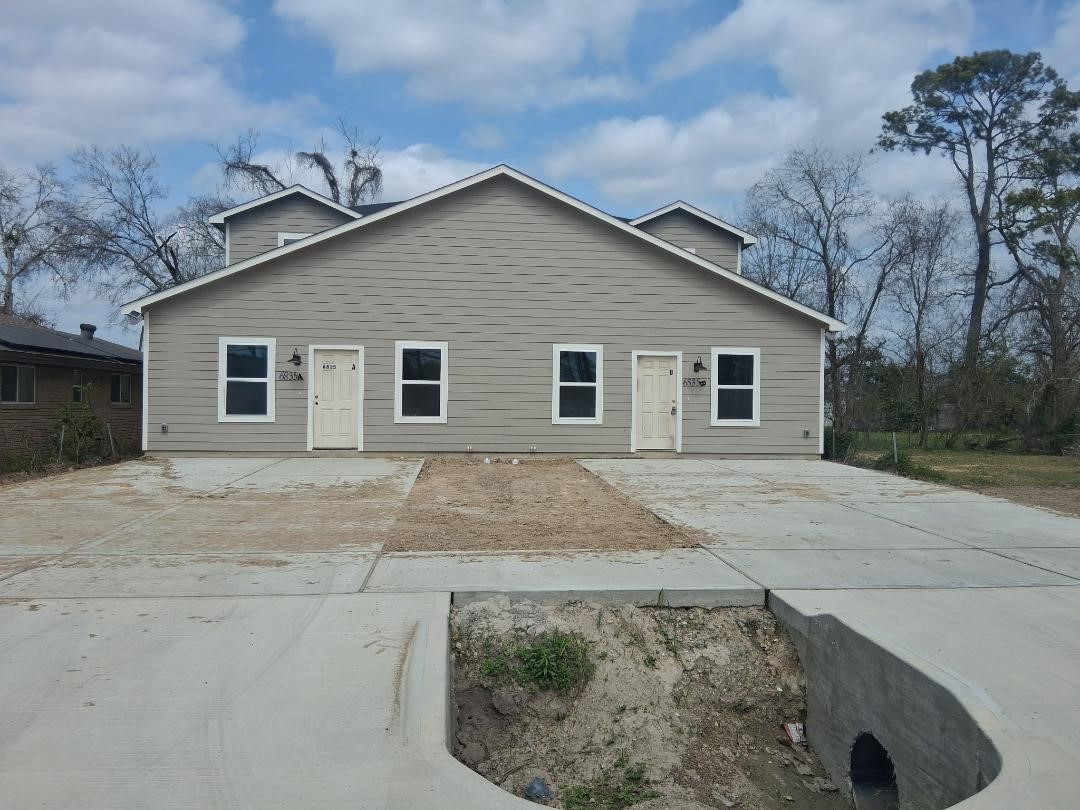 6835 Landor Street Houston, TX 77028 - Photo 4 of 32 a view of a house with a yard