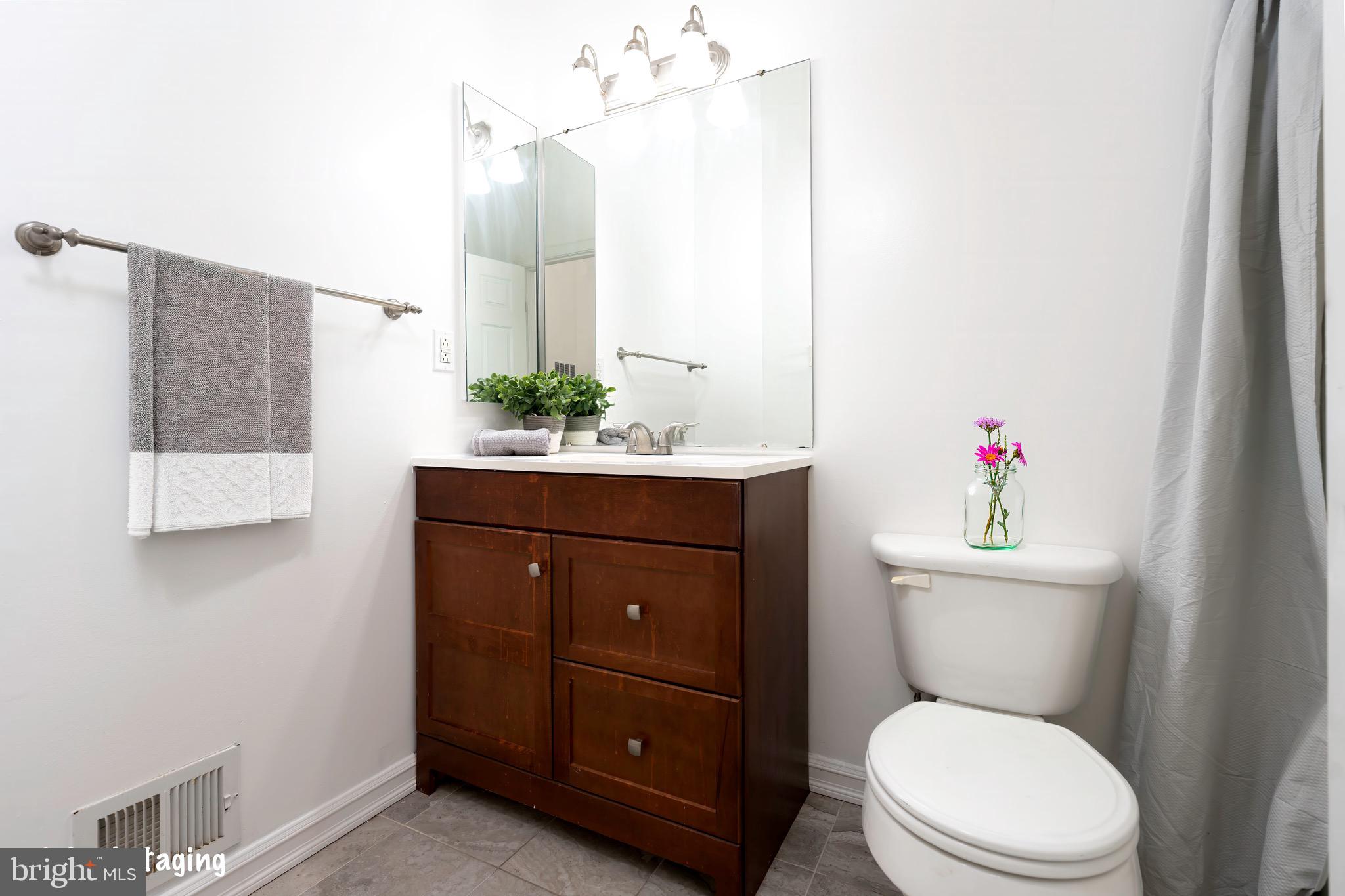5490 Prince William Court Frederick, MD 21703 - Photo 12 of 25 Hall bath with cathedral ceiling
