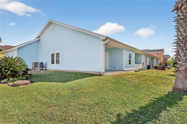 a view of an house with backyard and garden