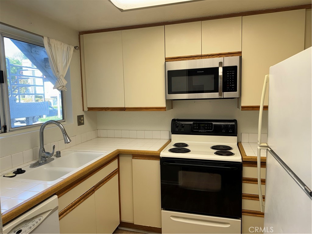 27756 Emerald, Unit 2 Mission Viejo, CA 92691 - Photo 4 of 19