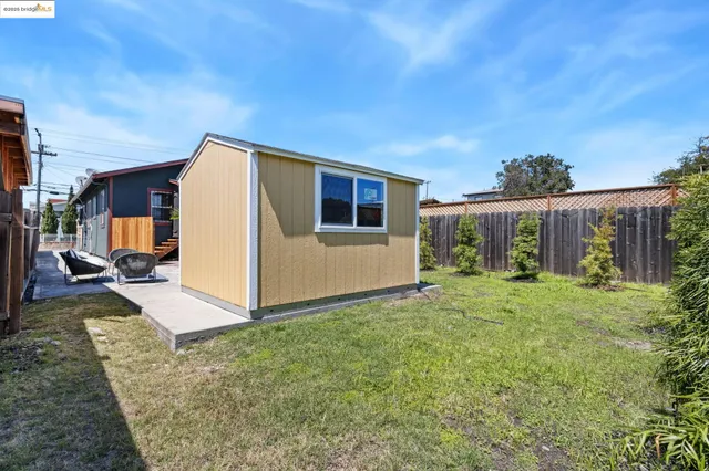 a view of a house with backyard