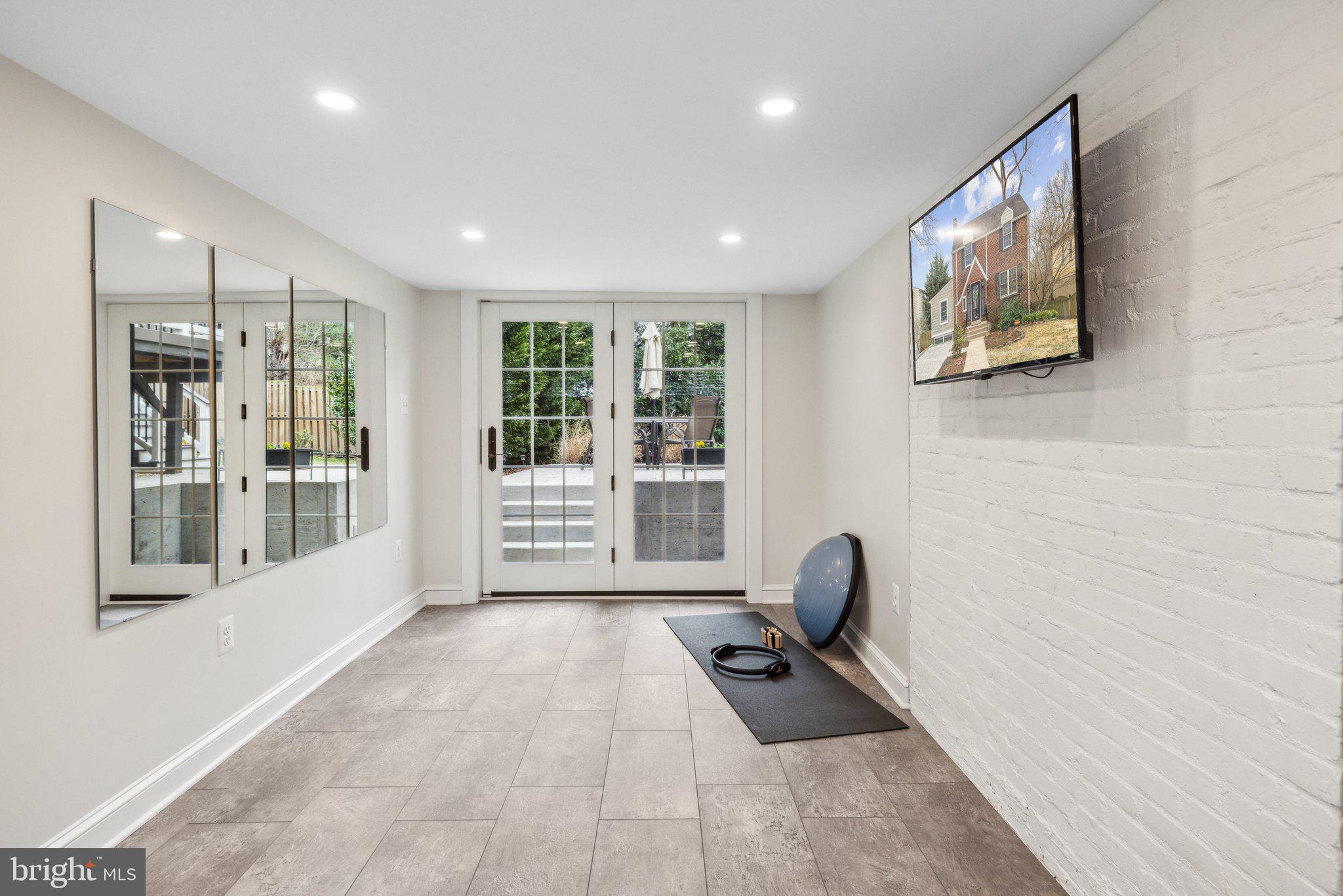 3808 North Pershing Drive Arlington, VA 22203 - Photo 28 of 42 a living room with furniture and a large window