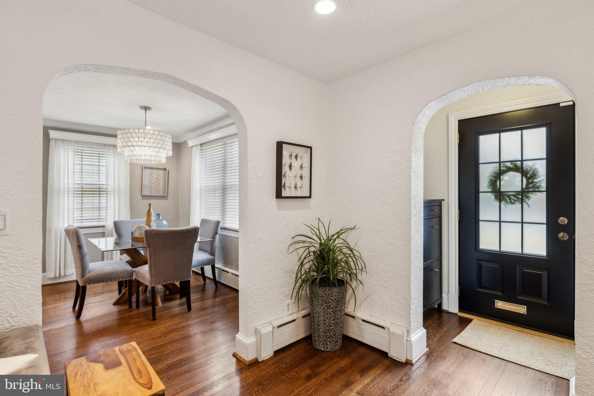 3808 North Pershing Drive Arlington, VA 22203 - Photo 8 of 42 a view of a livingroom with furniture and window