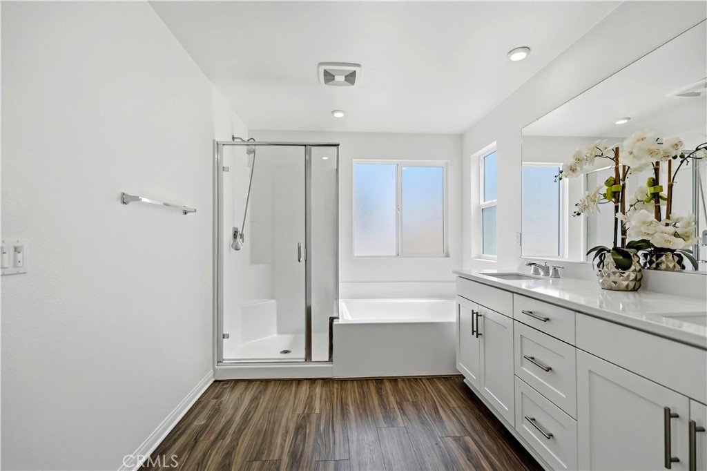 335 Carson Court Rialto, CA 92376 - Photo 12 of 34 a bathroom with a sink a mirror and a bathtub