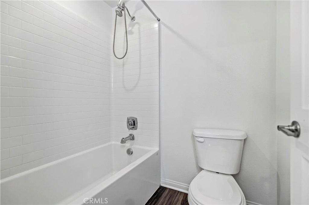335 Carson Court Rialto, CA 92376 - Photo 21 of 34 a bathroom with a toilet and a bathtub