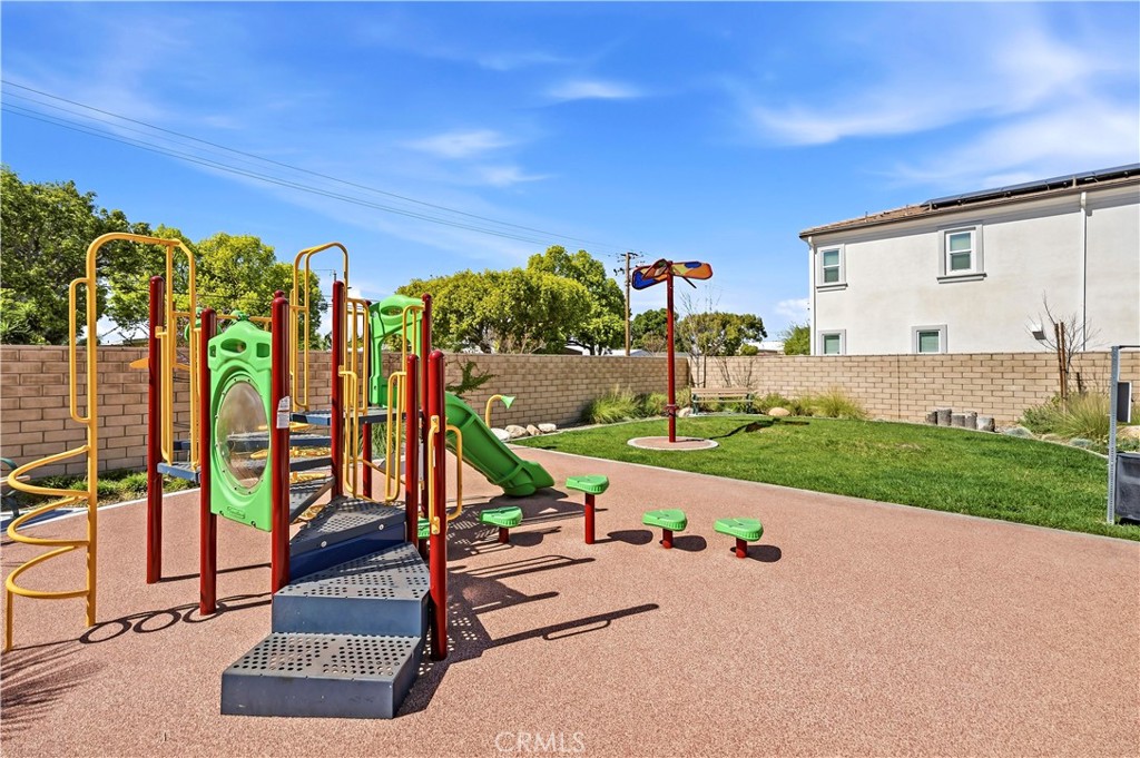 335 Carson Court Rialto, CA 92376 - Photo 29 of 34 swimming pool view with a garden