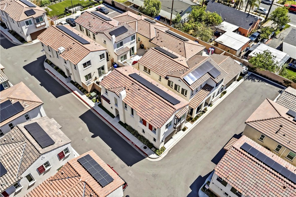 335 Carson Court Rialto, CA 92376 - Photo 32 of 34 an aerial view of a house