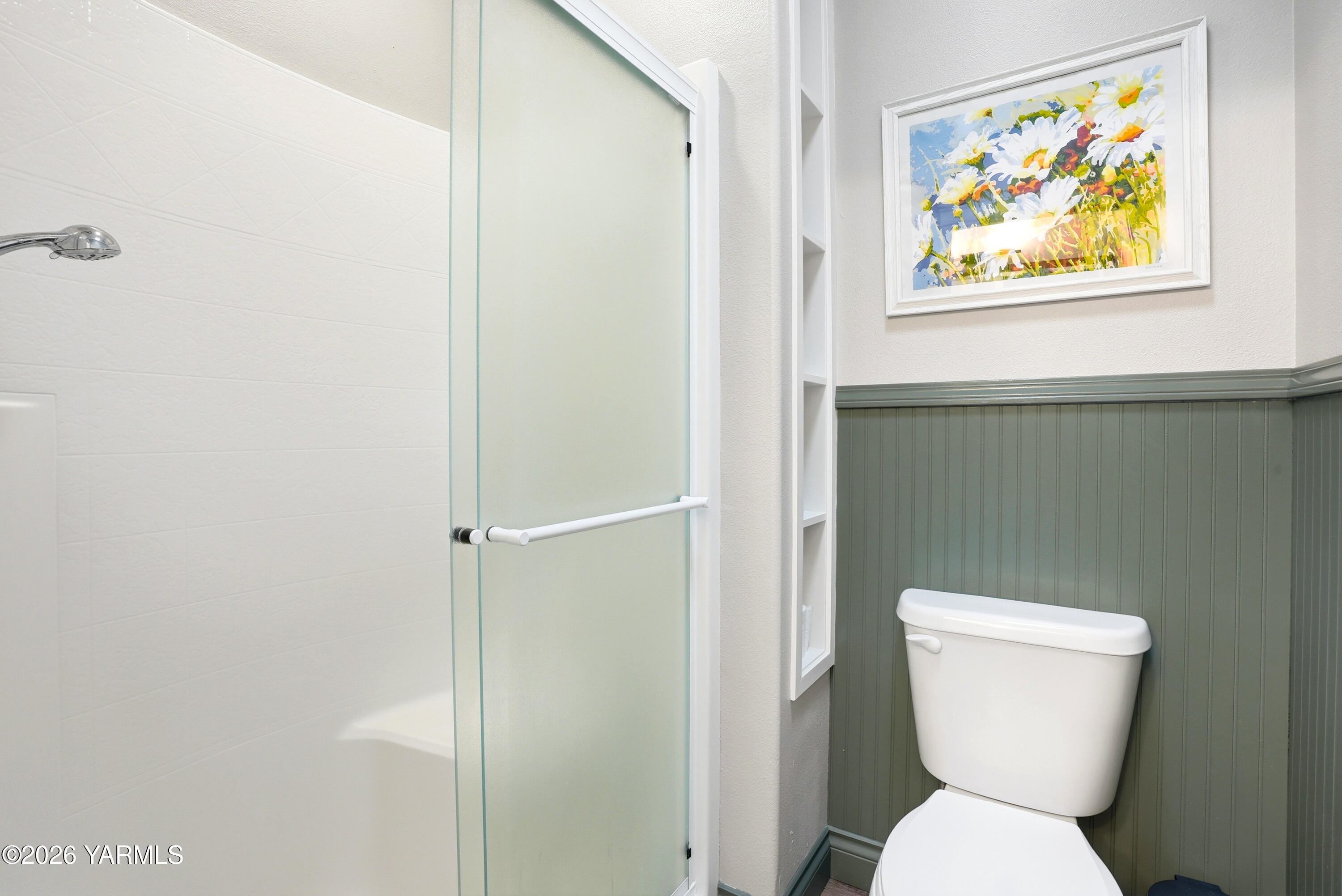 230 Albro Road Sunnyside, WA 98944 - Photo 27 of 46 a bathroom with a toilet and a shower