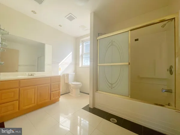 $3,000 | 1005 South 10th Street, Philadelphia, PA 19147
