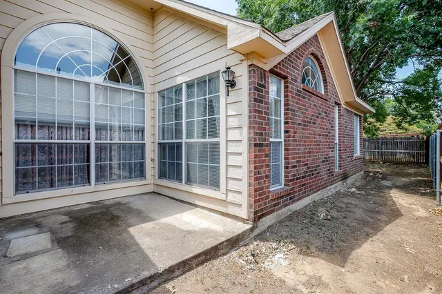 a view of a yard with a tree