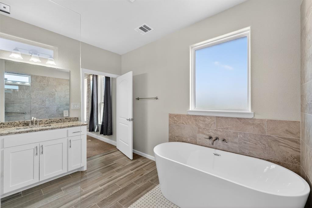 7613 Carter Ranch Road Azle, TX 76020 - Photo 11 of 37 Large soaking tub in primary suite!