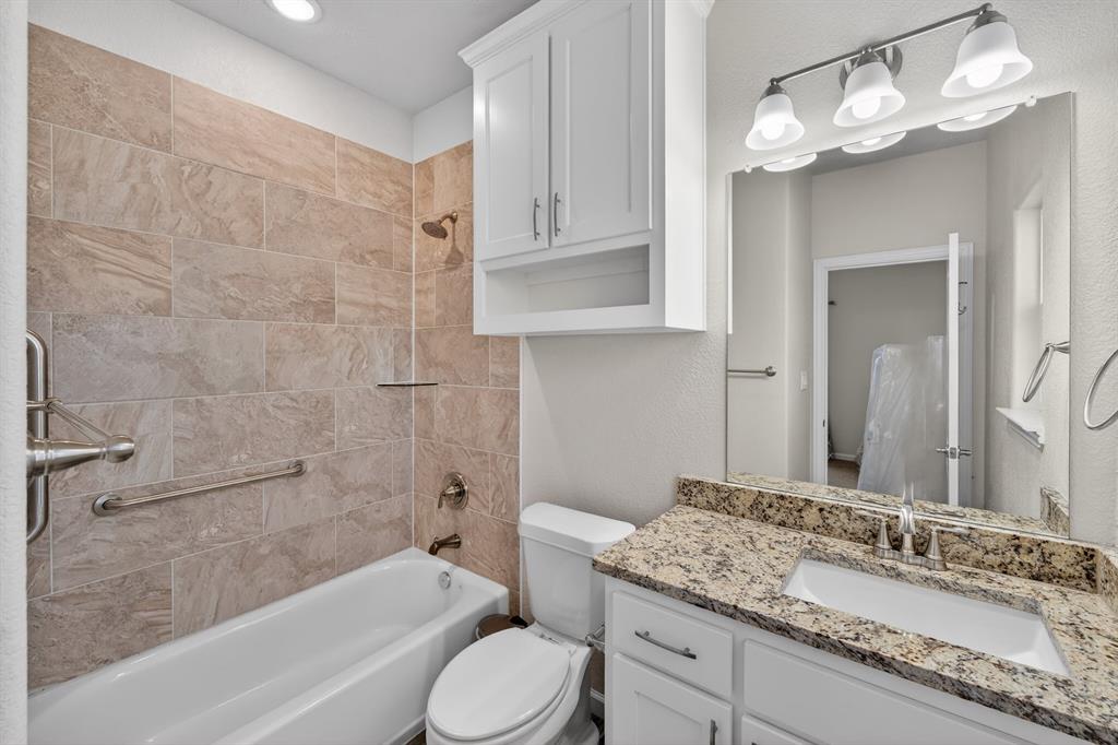 7613 Carter Ranch Road Azle, TX 76020 - Photo 19 of 37 2nd ensuite full bathroom!