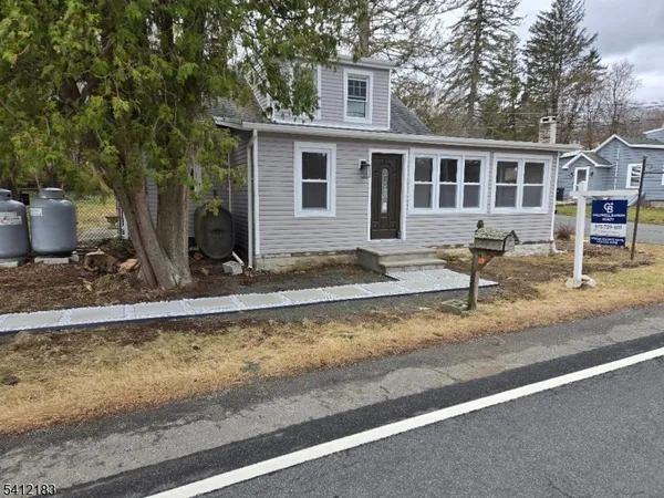 a view of a house with backyard