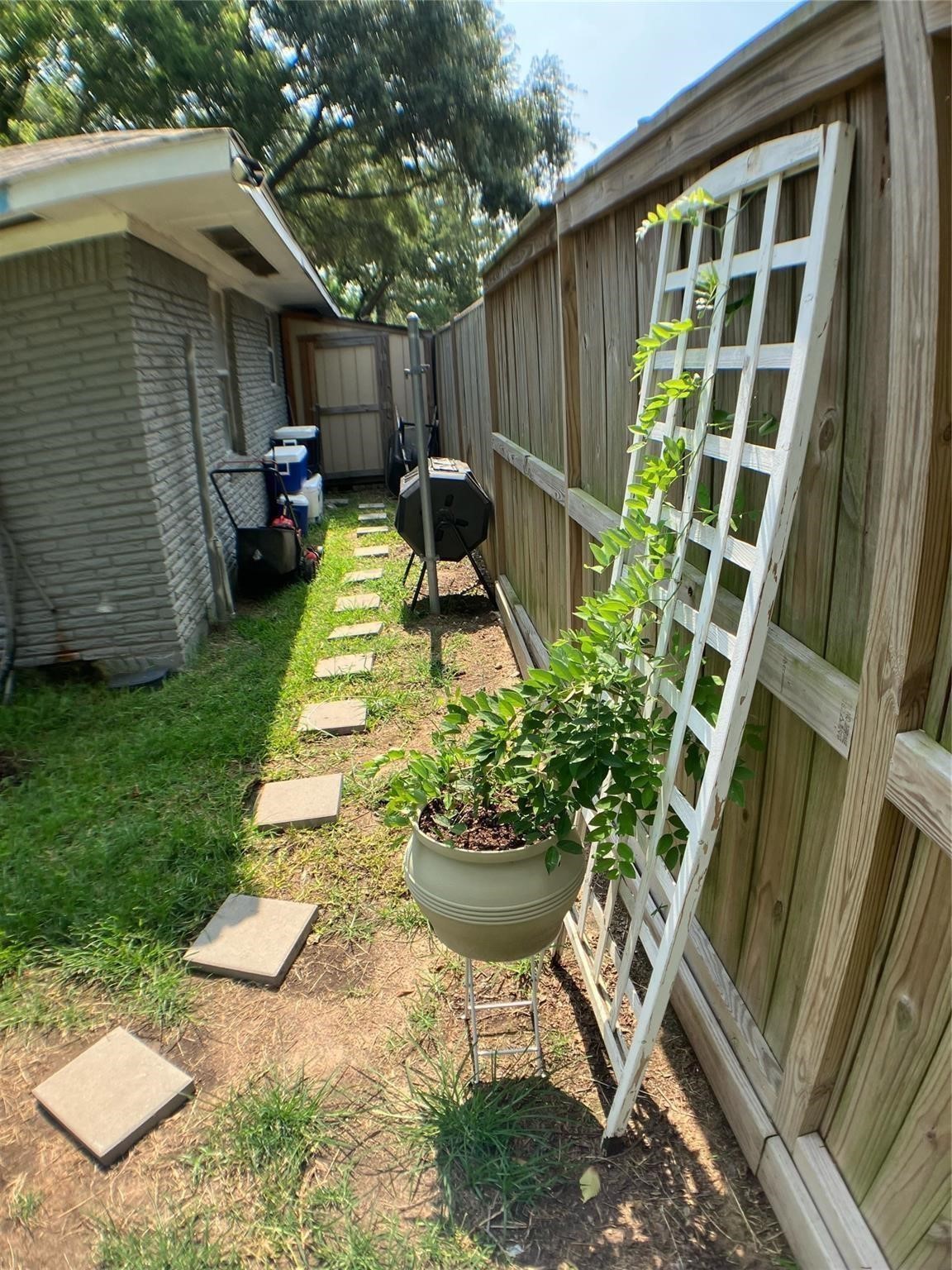 3027 Guese Road Houston, TX 77018 - Photo 21 of 22 Private side yard walkway provides easy access with added space for gardening, storage, or pets.
