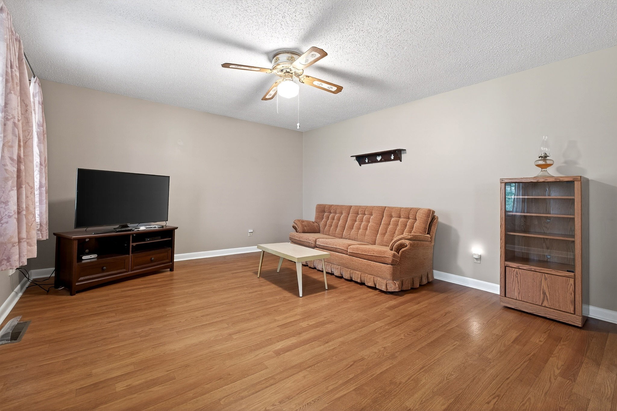 131 Poplar Springs Road Cookeville, TN 38506 - Photo 15 of 50 a living room with furniture and a flat screen tv