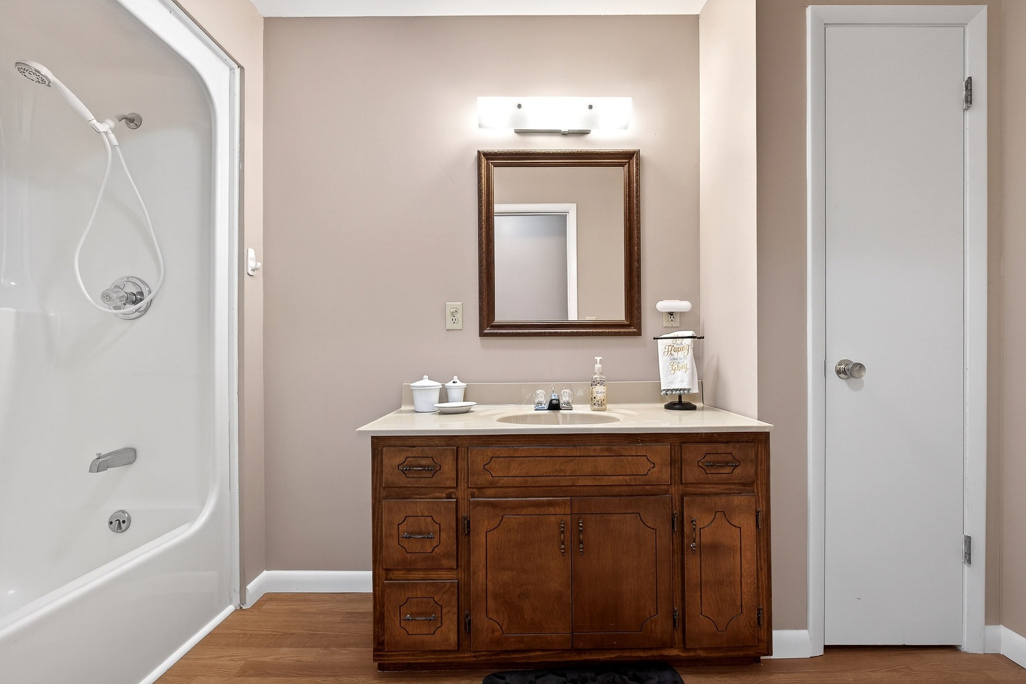 131 Poplar Springs Road Cookeville, TN 38506 - Photo 19 of 50 a bathroom with a sink a mirror and a bathtub